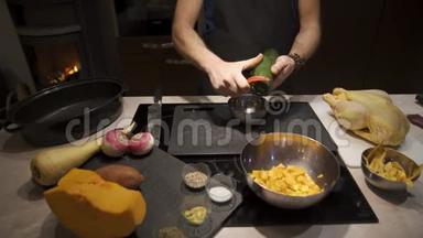 男人用剥皮蔬菜准备晚餐